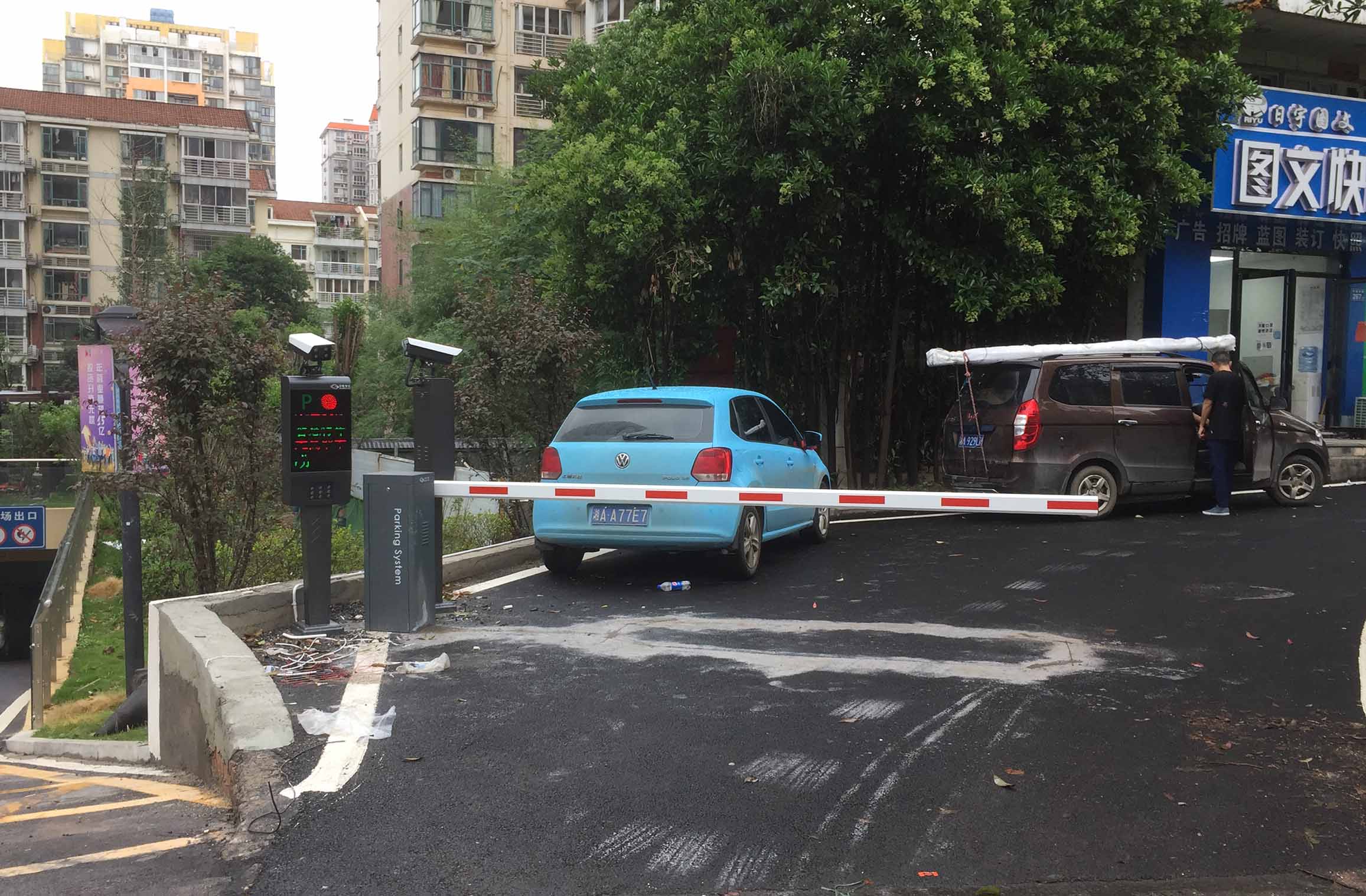 長沙雷隆智能科技有限公司,車牌識別系統(tǒng),停車收費系統(tǒng),車牌識別一體機,智能通道閘,湖南車牌識別道閘系統(tǒng),人行通道閘,智能道閘